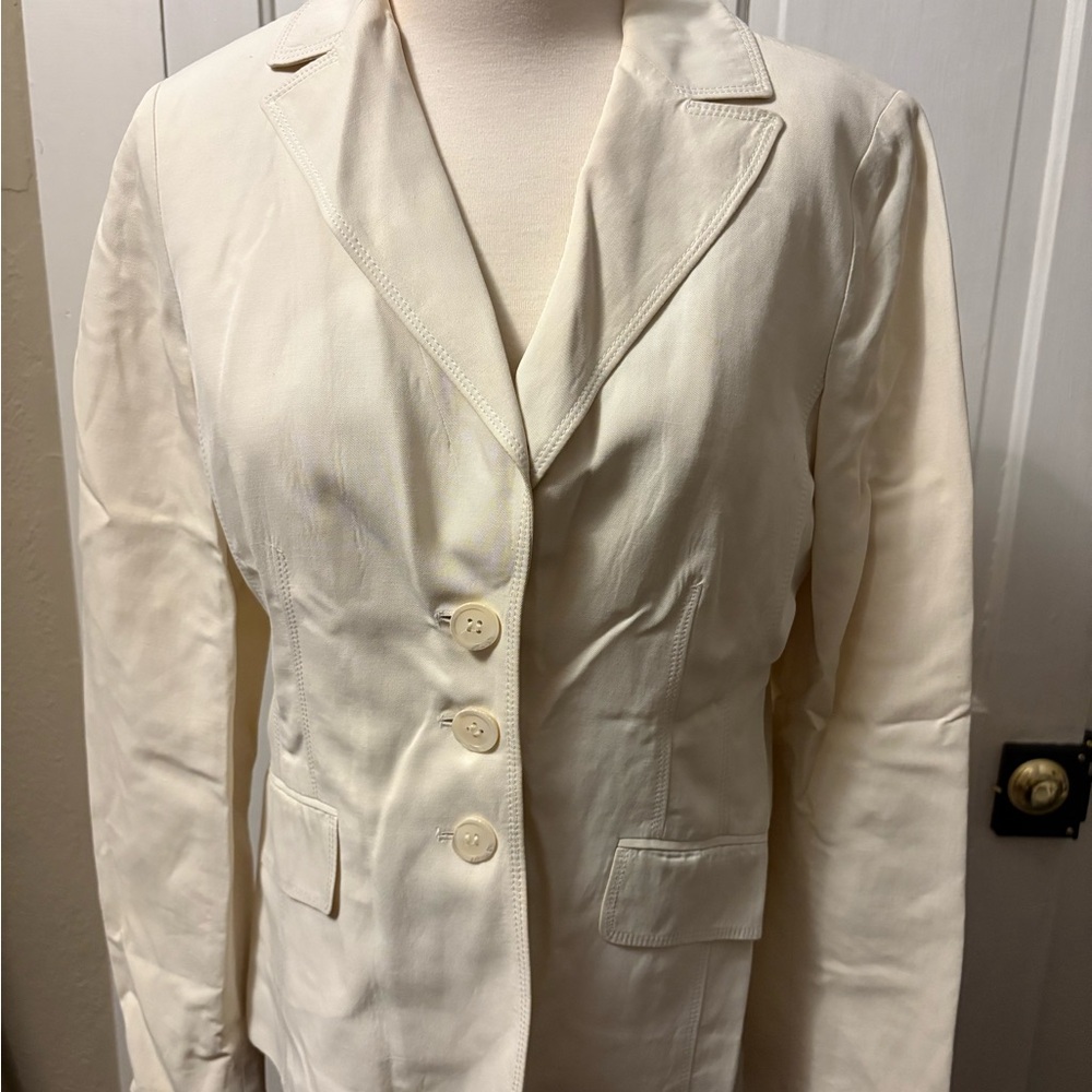 Ann Taylor Cream Blazer with Notched Lapels and Structured Shoulders